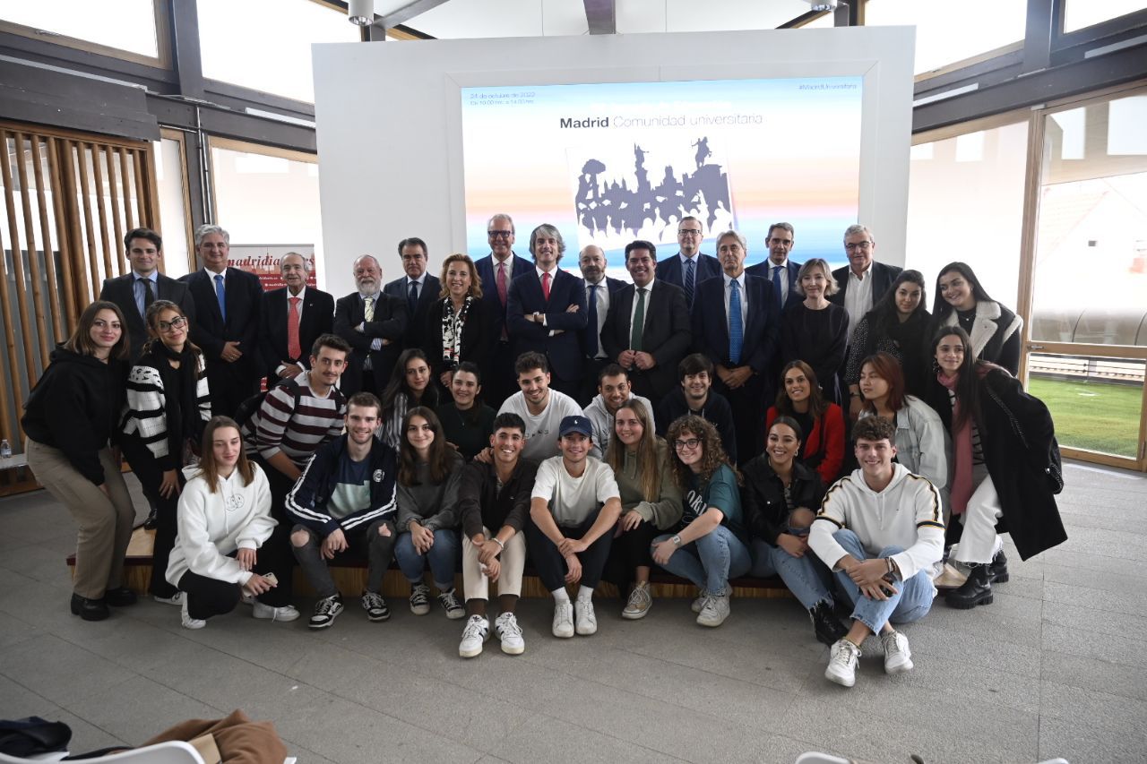 Foto de familia de los ponentes y el público