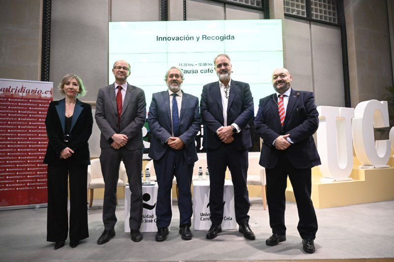 María Cano, directora de Madridiario, Fernando Arlandis, director General de Descarbonización y Transición Energética de la CAM, Francisco José López, vocal asesor de la Dirección General de Sostenibilidad y Control Ambiental del Ayuntamiento de Madrid, Miguel Mayrata, director de Diversificación de Negocio de Redexis Constantino Mediavilla, presidente editor de Madridiario
