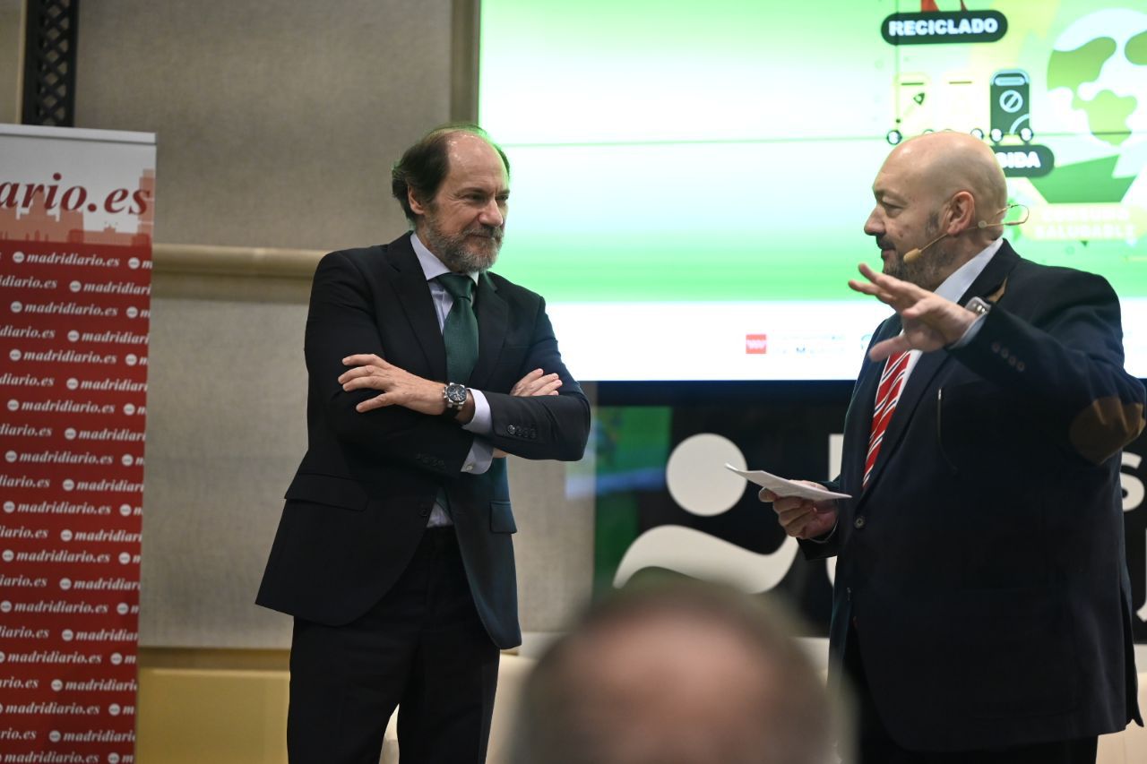 Constantino Mediavilla, presidente editor de Madridiario.y el viceconsejero de Medio Ambiente y Agricultura, Mariano González.