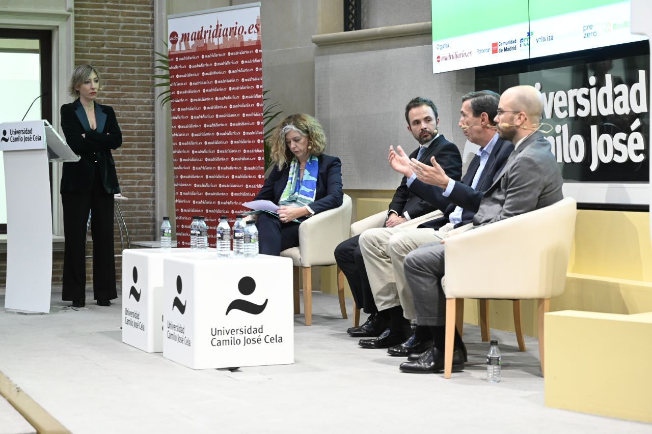 María Cano, directora de Madridiario, Daniel Barettino, subdirector general de Inspección y Disciplina Ambiental de la Comunidad de Madrid, Daniel Martínez, investigador del Instituto de Investigación y Desarrollo Rural, Agrario y Alimentario de la Comunidad de Madrid, Ana Cremades, directora general de Investigación e Innovación Tecnológica de la Comunidad de Madrid, y Miguel González Colino, coordinador ambiental de CreaMNN.