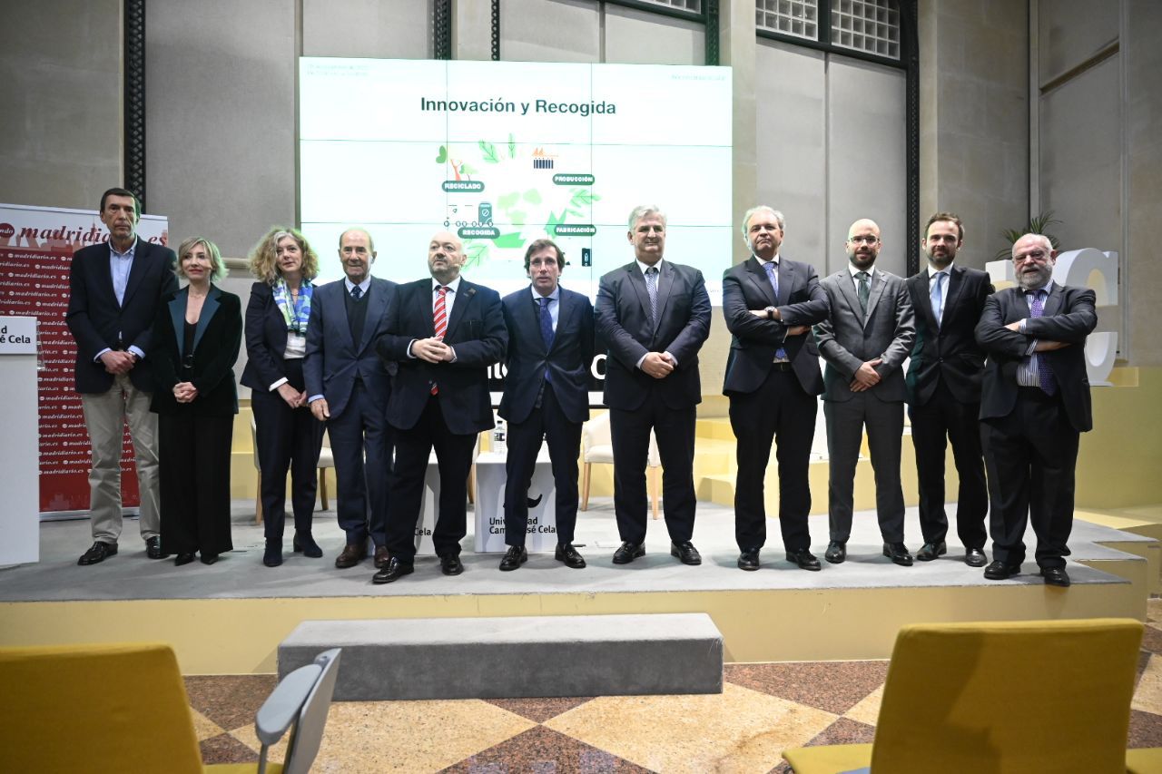 Foto de familia con ponentes y organizadores en el primer día de las XX Jornadas de Medio Ambiente y Desarrollo Sostenible que organiza Madridiario