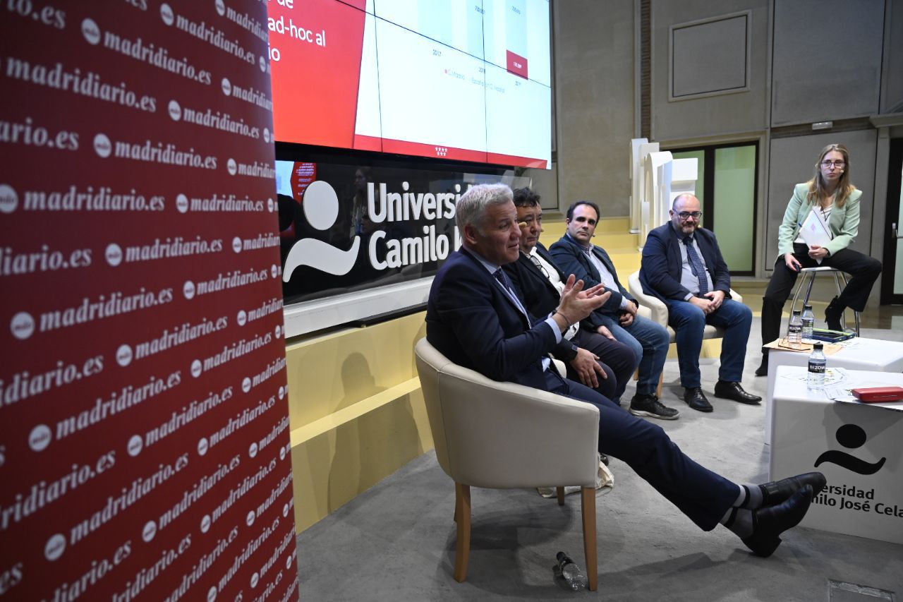 Alfredo García-Plata Fernández, alcalde de Torrelodones, Luis Guadalix Calvo, alcalde de Miraflores de la Sierra, Ángel Díaz, concejal y cuarto teniente alcalde de El Molar y Ángel Martín Herrero, presidente de la Mancomunidad de Servicios del Valle Norte del Lozoya, con Cristina Aparicio, directora general de Economía Circular y moderadora de la mesa de debate.