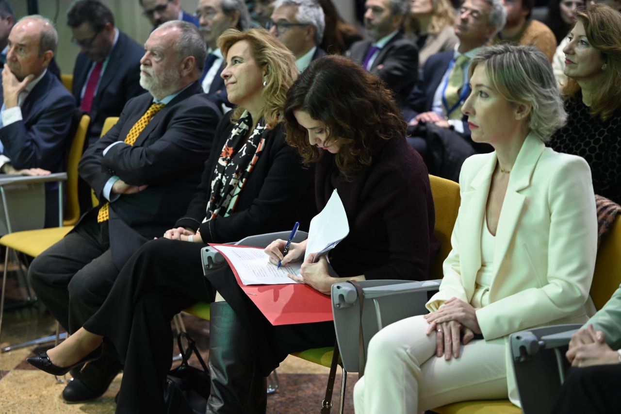 Nieves Segovia, presidenta de la Institución Educativa Sek, Isabel Díaz Ayuso, presidenta de la Comunidad de Madrid y María Cano, directora de Madridiario.