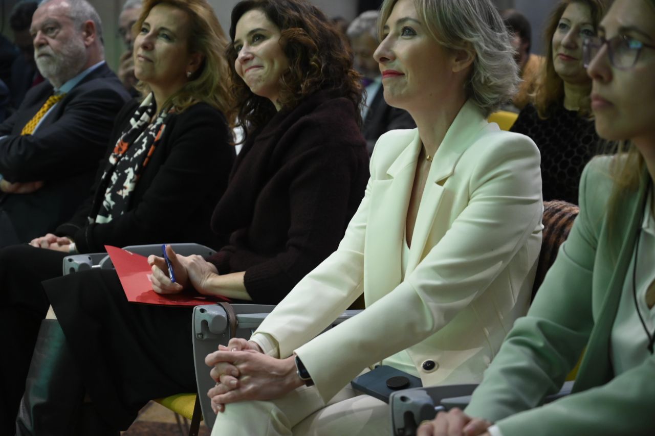 Nieves Segovia, presidenta de la Institución Educativa Sek, Isabel Díaz Ayuso, presidenta de la Comunidad de Madrid y María Cano, directora de Madridiario.