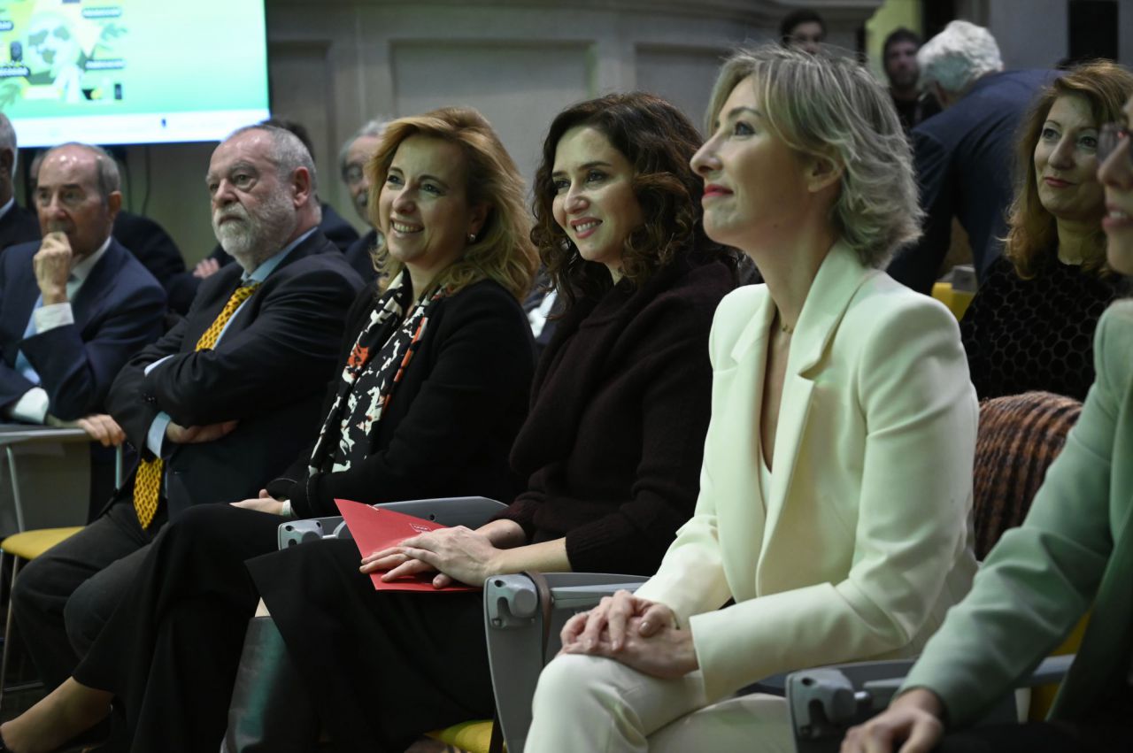 Nieves Segovia, presidenta de la Institución Educativa Sek, Isabel Díaz Ayuso, presidenta de la Comunidad de Madrid y María Cano, directora de Madridiario.