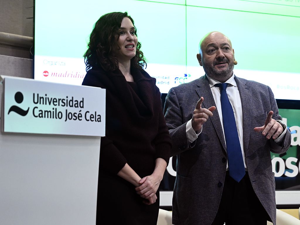 Isabel Díaz Ayuso, presidenta de la Comunidad de Madrid y Constantino Mediavilla, presidente editor de Madridiario, 