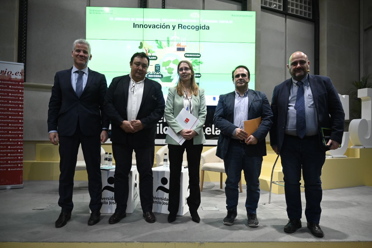 Alfredo García-Plata Fernández, alcalde de Torrelodones, Luis Guadalix Calvo, alcalde de Miraflores de la Sierra, Ángel Díaz, concejal y cuarto teniente alcalde de El Molar y Ángel Martín Herrero, presidente de la Mancomunidad de Servicios del Valle Norte del Lozoya, con Cristina Aparicio, directora general de Economía Circular y moderadora de la mesa de debate.