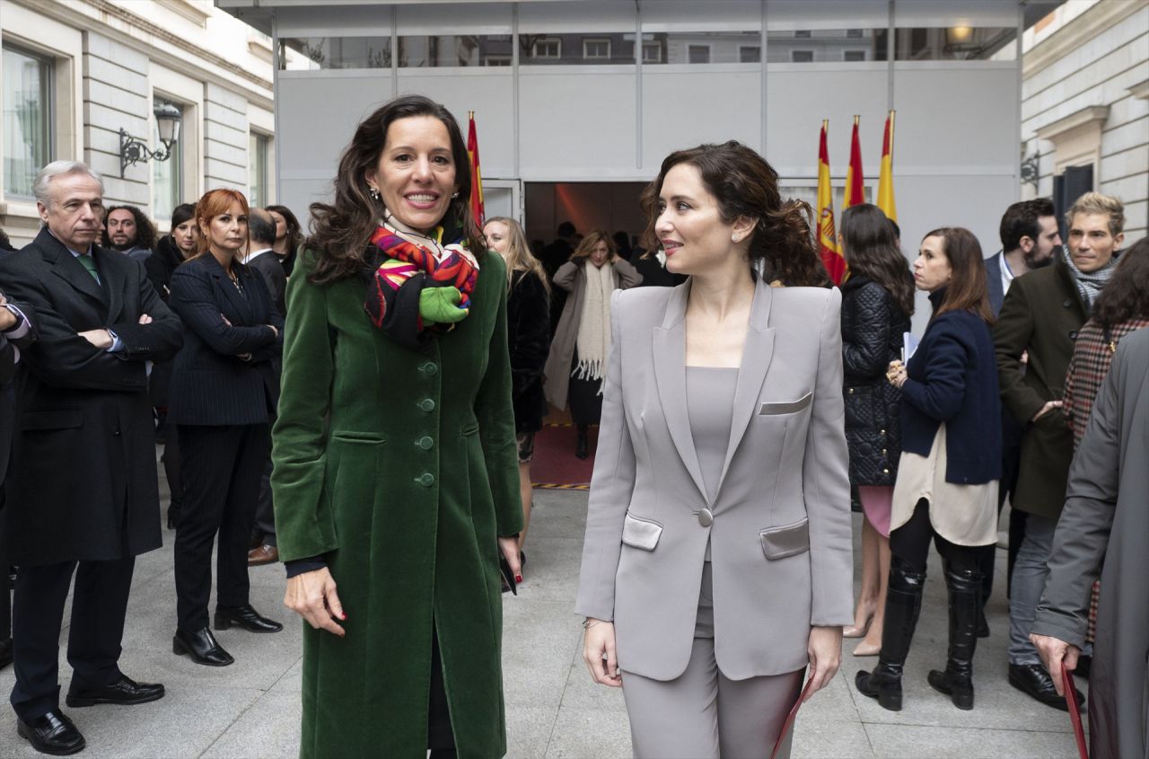 La presidenta de la Asamblea de Madrid, Eugenia Carballedo y la presidenta de la Comunidad de Madrid, Isabel Díaz Ayuso, durante el acto institucional por el Día de la Constitución.