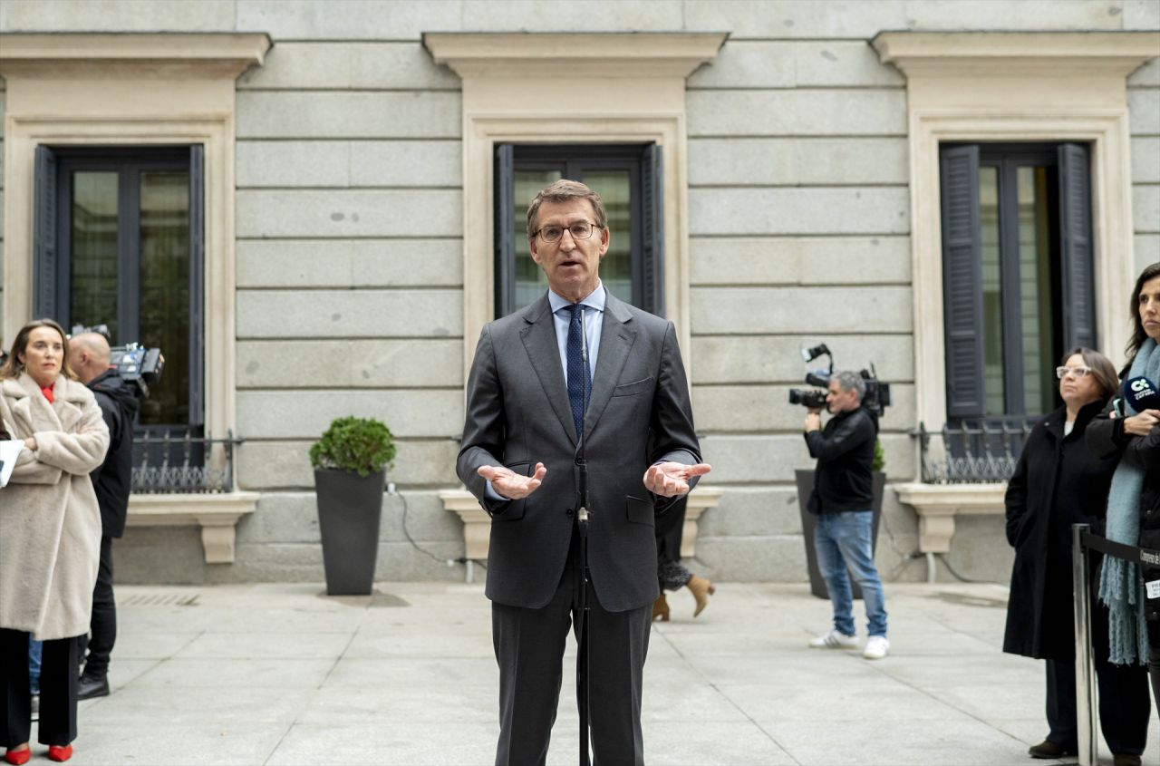 El presidente del PP, Alberto Núñez Feijóo, ofrece declaraciones a los medios, durante el acto institucional por el Día de la Constitución.