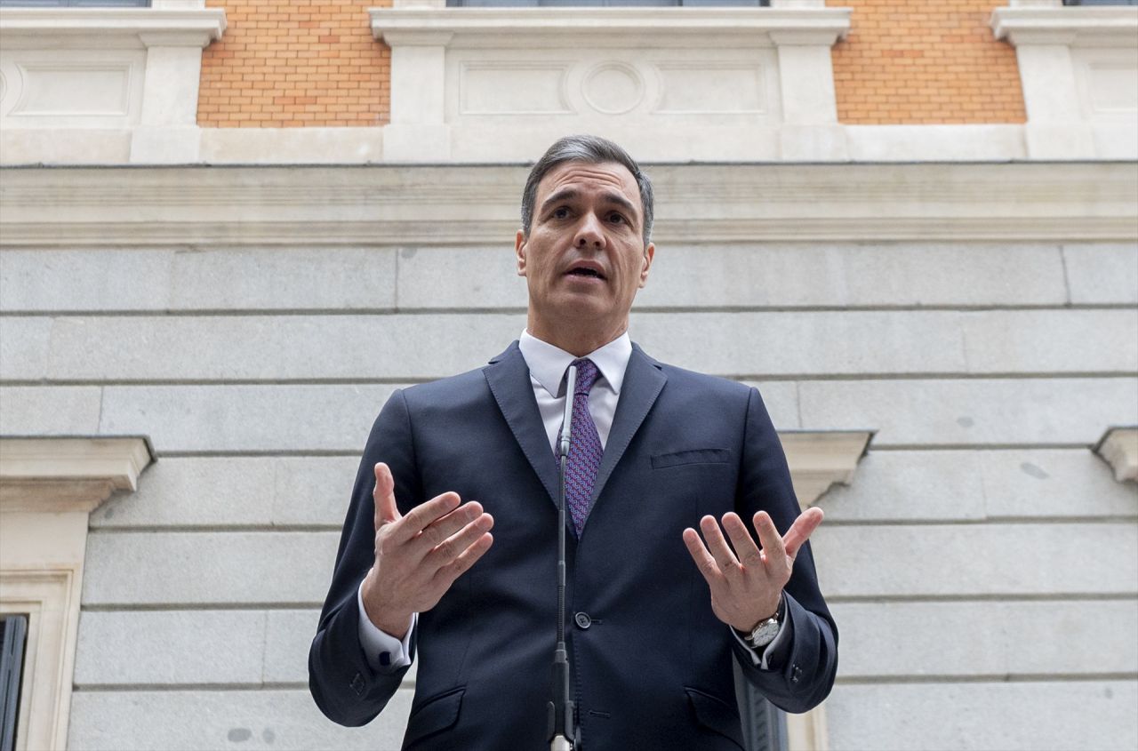 El presidente del Gobierno, Pedro Sánchez, ofrece declaraciones a los medios, durante el acto institucional por el Día de la Constitución.