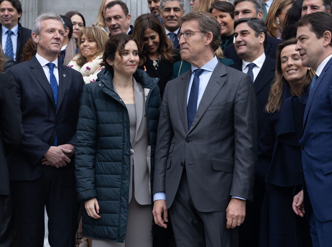El presidente de la Xunta de Galicia, Alfonso Rueda; la presidenta de la Comunidad de Madrid, Isabel Díaz Ayuso; el presidente del PP, Alberto Núñez Feijóo y el presidente de la Junta de Castilla y Léon, Alfonso Fernández Mañueco, durante el acto institucional por el Día de la Constitución.