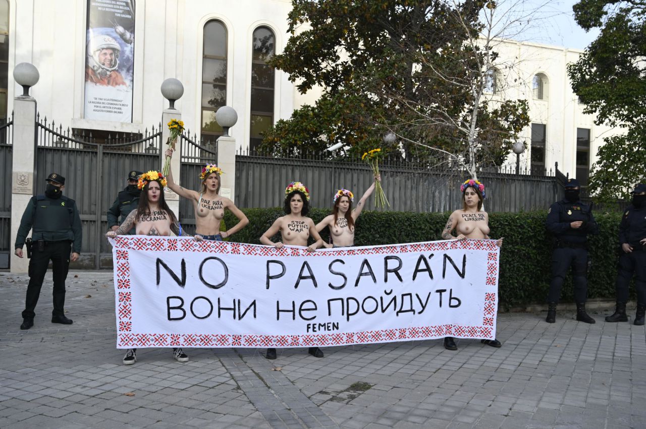 Activistas de Femen protestaron por la guerra de Ucrania en la Embajada de Rusia en Madrid