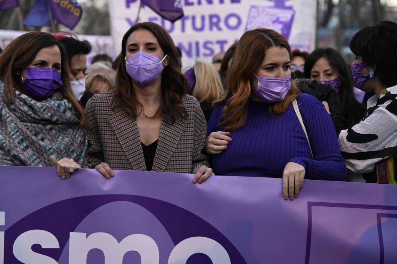 La ministra de Igualdad, Irene Montero, durante la manifestación del 8-M, meses antes de aprobarse la ley del 'solo sí es sí'