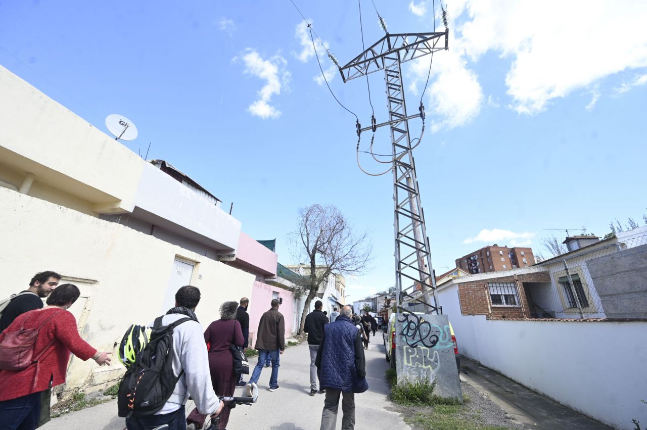 Vecinos y asociaciones realizaron una marcha por la luz en la Cañada Real