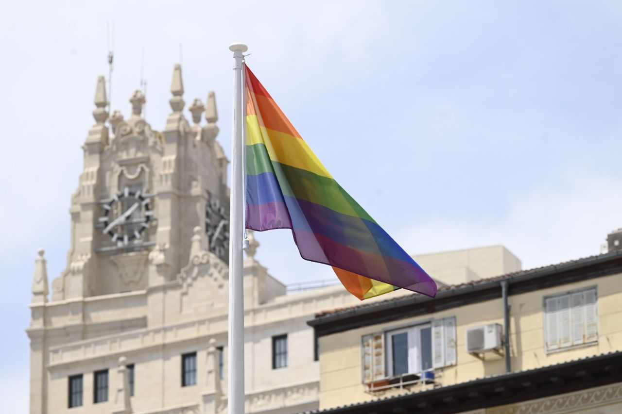 Bandera LGTBI en la Plaza de Pedro Zerolo