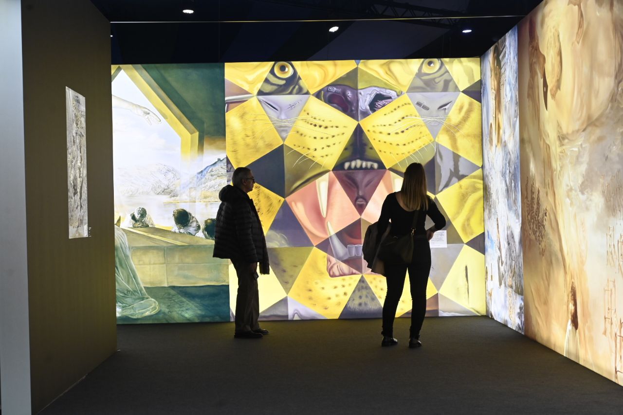 El alcalde de Madrid, José Luis Martínez-Almeida, acompañado por la delegada de Cultura, Turismo y Deporte, Andrea Levy, visita Desafío Dalí