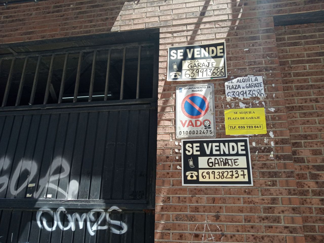 Carteles de alquiler y venta de pisos y garajes