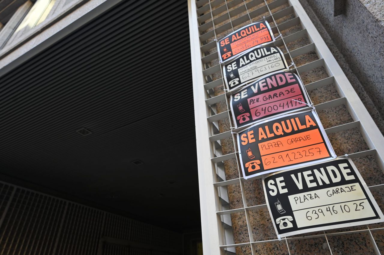 Carteles de alquiler y venta de pisos y garajes