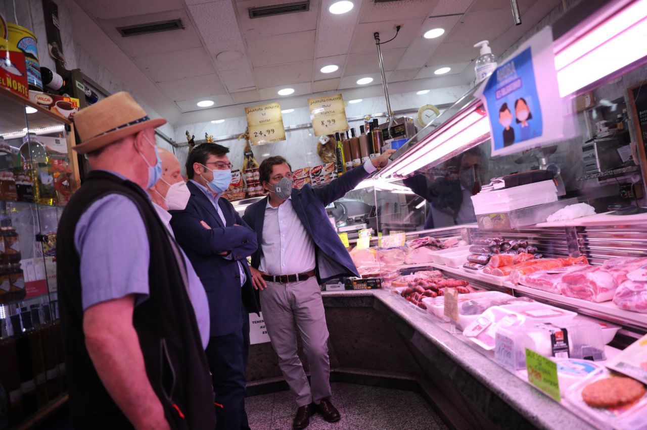 Almeida visita un mercado local