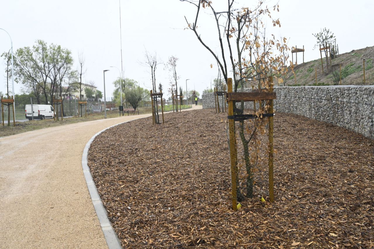 La vicealcaldesa de Madrid, Begoña Villacís, junto con el delegado de Desarrollo Urbano, Mariano Fuentes, y la concejala de Moncloa-Aravaca, Loreto Sordo, inaugura la parcela del Bosque Metropolitano de avenida del Tajo