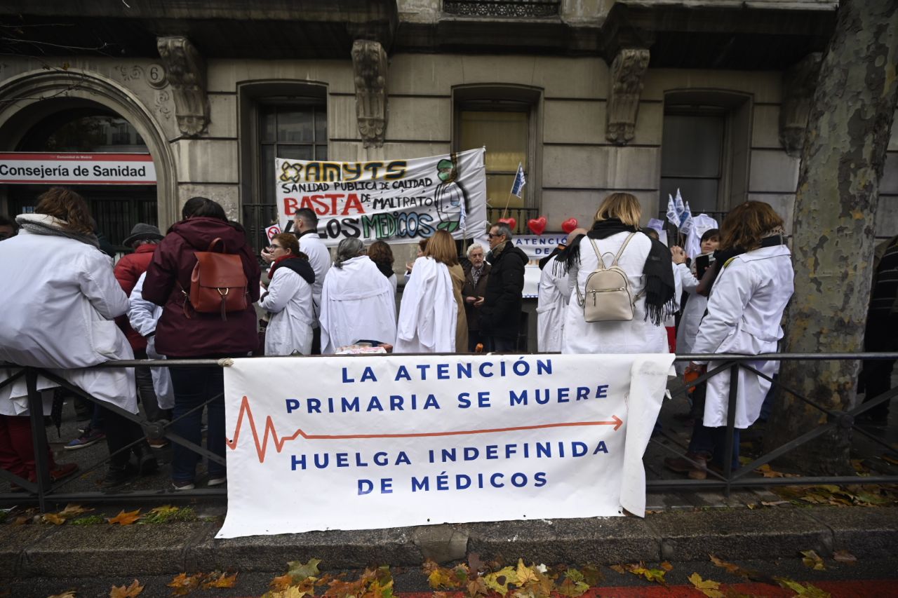 Encierro del comité de huelga de médicos y pediatras en Recursos Humanos de la Consejería de Sanidad en la calle Sagasta