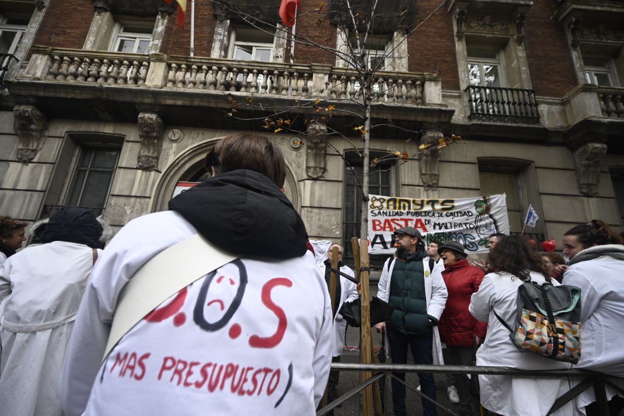 Encierro del comité de huelga de médicos y pediatras en Recursos Humanos de la Consejería de Sanidad en la calle Sagasta