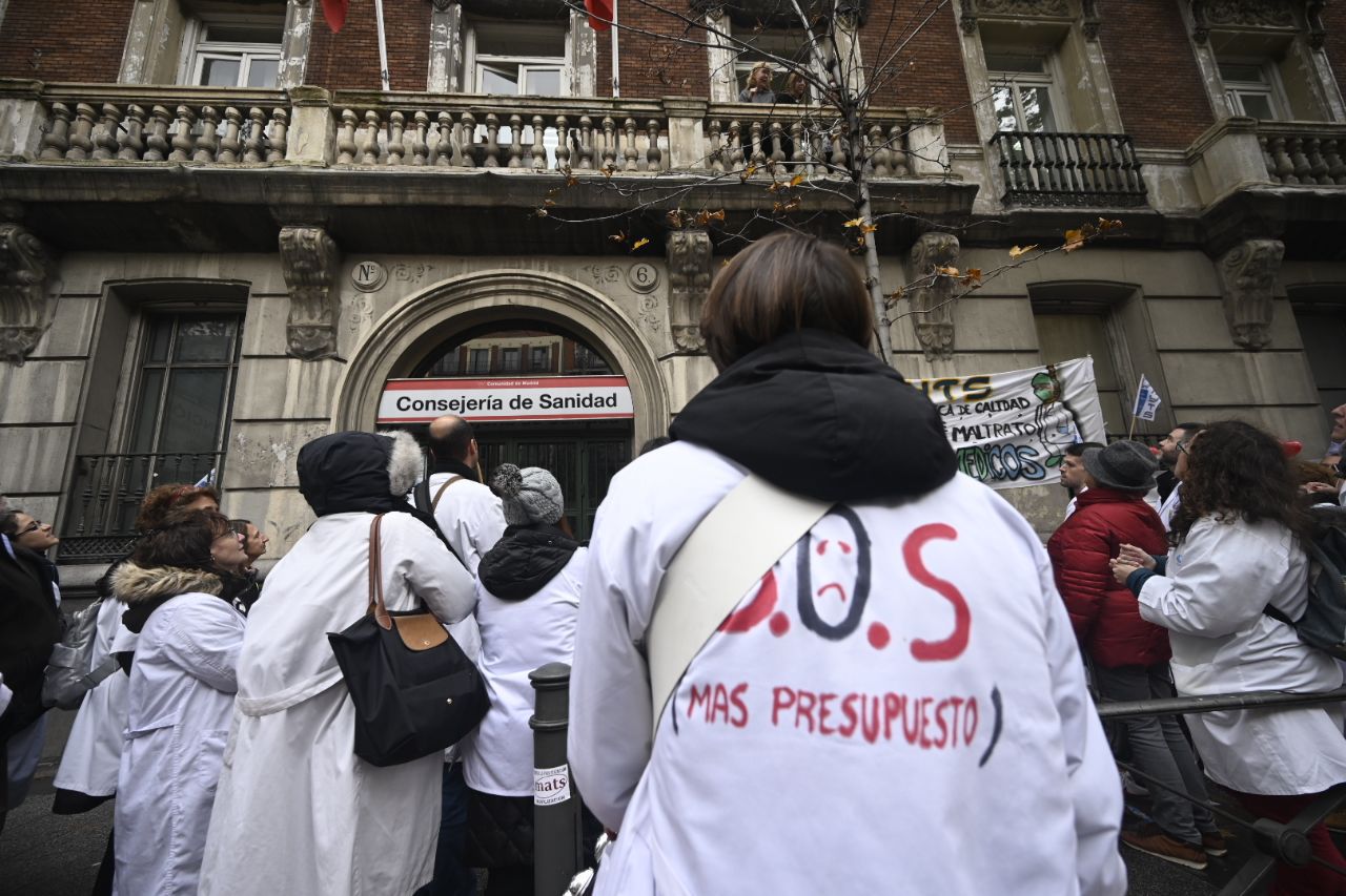 Encierro del comité de huelga de médicos y pediatras en Recursos Humanos de la Consejería de Sanidad en la calle Sagasta