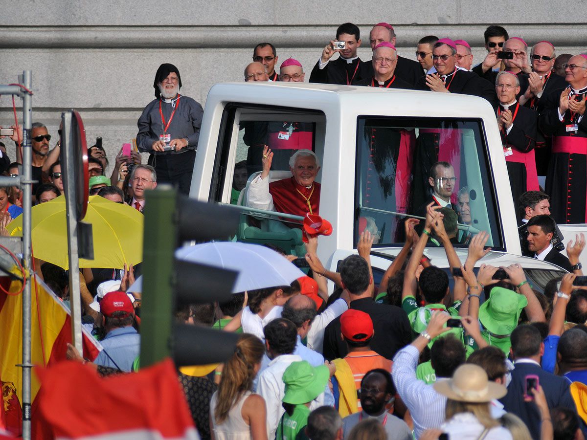 El Papa Benedicto XVI en su papamovil rodeado de fieles y obispos en Cibeles durante las Jornada Mundial de la Juventud 