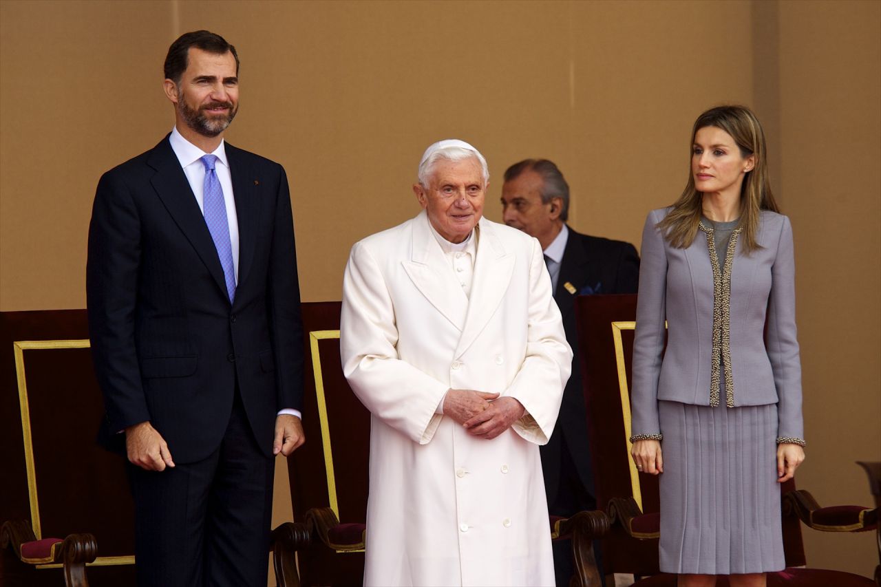 El Papa emérito Benedicto XVI con los Reyes Felipe VI y Letizia en Santiago de Compostela en 2010. 
