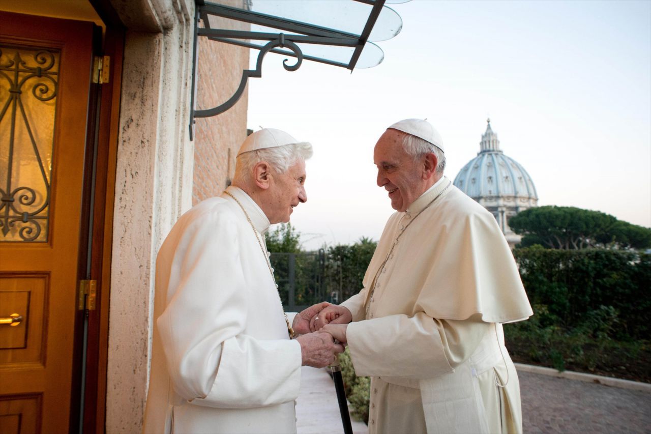 El Papa emérito Benedicto XVI junto al Papa Francisco en julio de 2014.