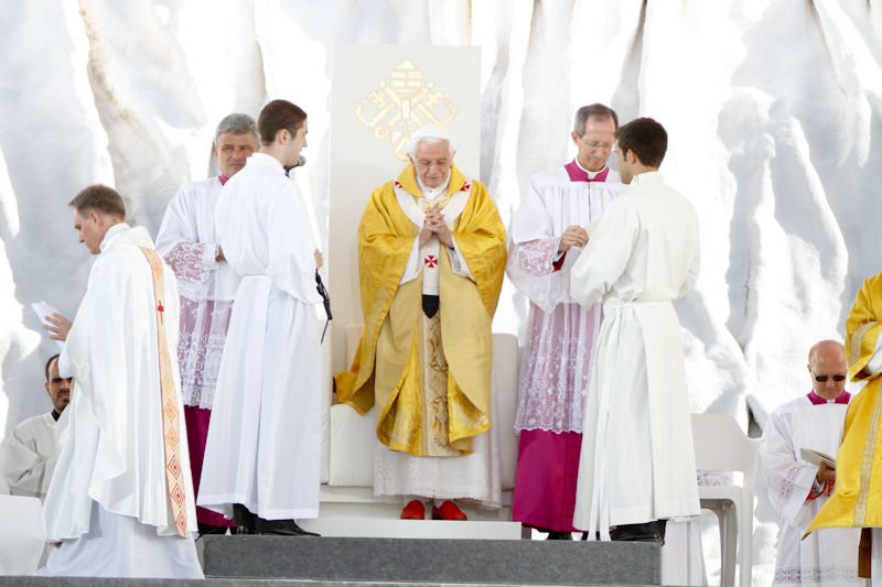 El papa Benedicto XVI, en la misa que ofreció en el aeródromo de Cuatro Vientos durante la Jornada Mundial de la Juventud en Madrid.