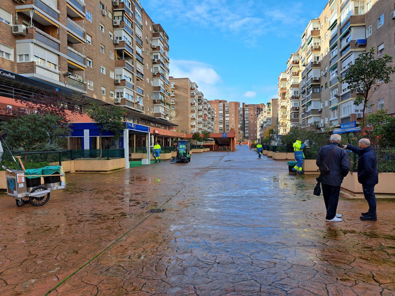 Limpieza en la zona interbloque de plaza de las Lonjas, en el barrio de Marroquina de Moratalaz. 