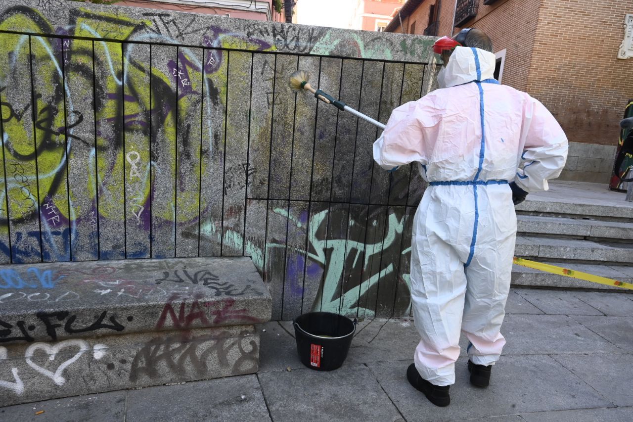 Este 2022 ha visto nacer las 'patrullas antigrafitis', una unidad con 51 operarios dentro del Servicio de Limpieza Urgente (Selur) dedicada en exclusiva a eliminar las pintadas vandálicas en la capital