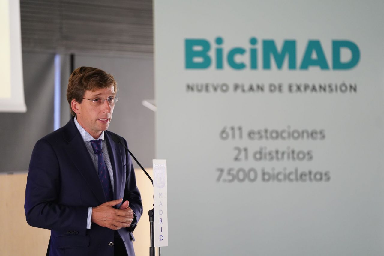 El alcalde de Madrid, José Luis Martínez-Almeida, presenta la nueva ampliación de BiciMAD. 