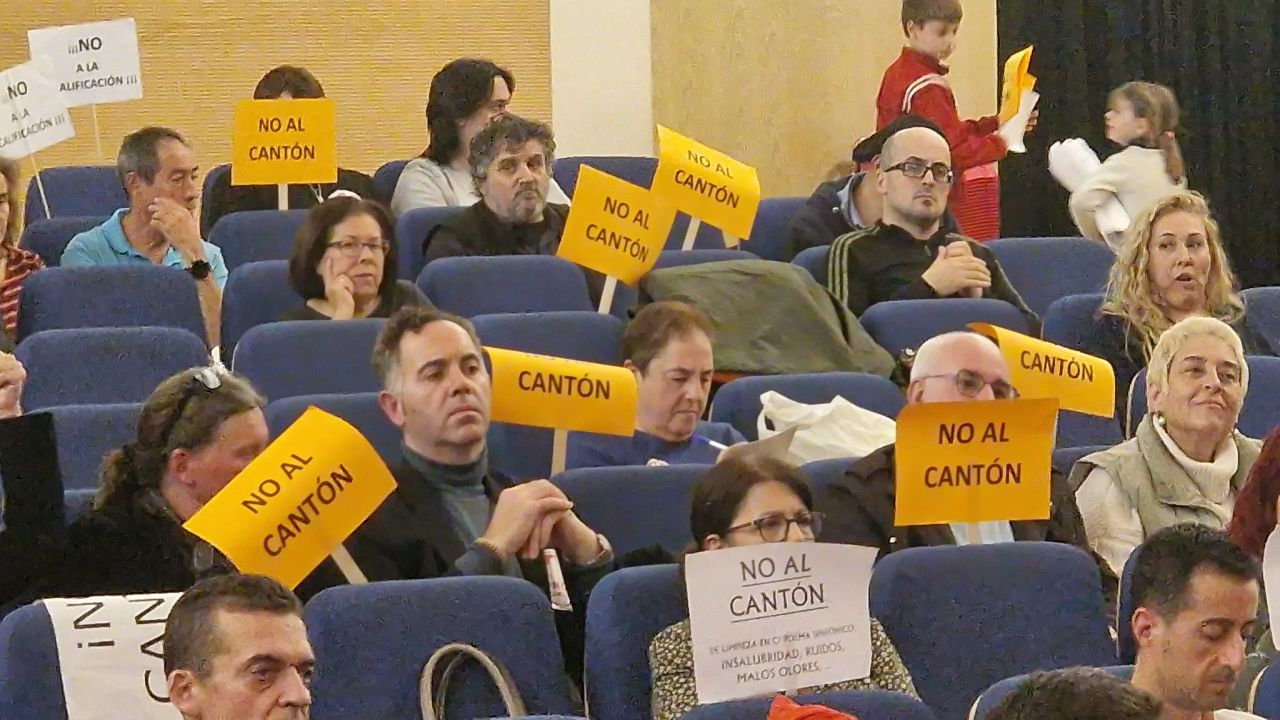 Vecinos contra el cantón de limpieza en el pleno de Latina