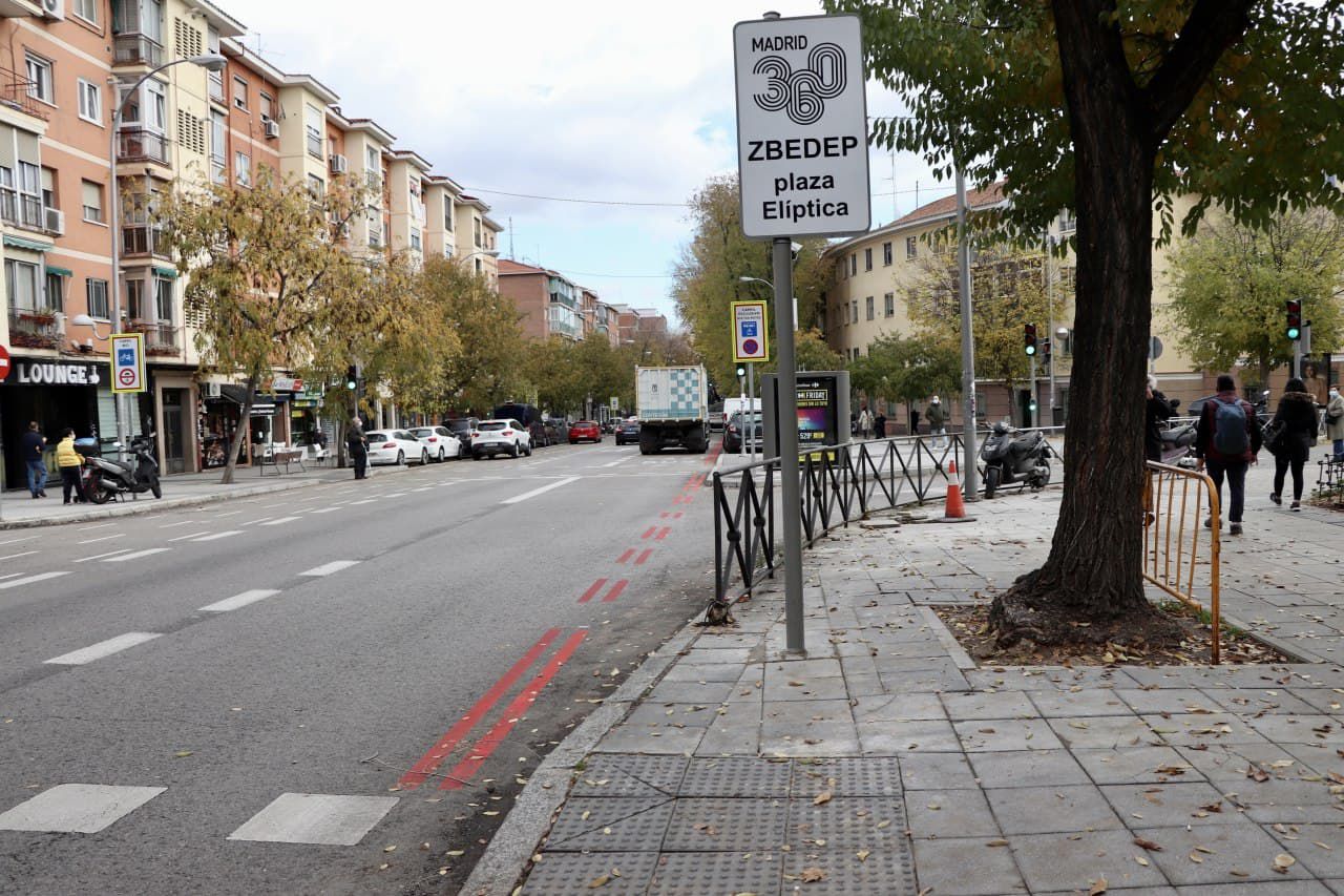 Señalización de la nueva zona de bajas emisiones en Plaza Elíptica