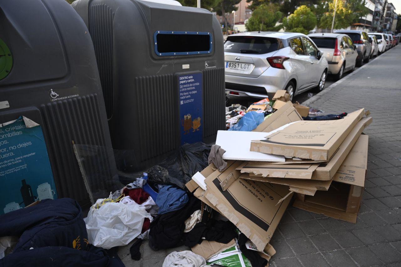 La nueva ordenanza de Limpieza de los Espacios Públicos, Gestión de Residuos y Economía Circular crea nuevas multas de hasta 2.000 euros para comportamientos como dejar a los pies de los contenedores grandes cajas de cartón