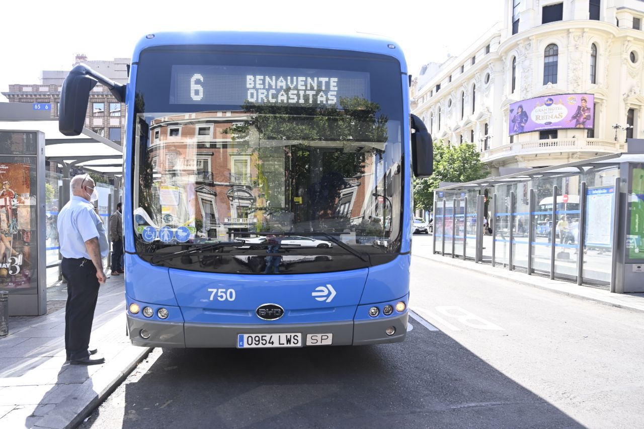 El delegado de Medio Ambiente y Movilidad del Ayuntamiento de Madrid, Borja Carabante, visita las nuevas líneas eléctricas de autobuses de la EMT