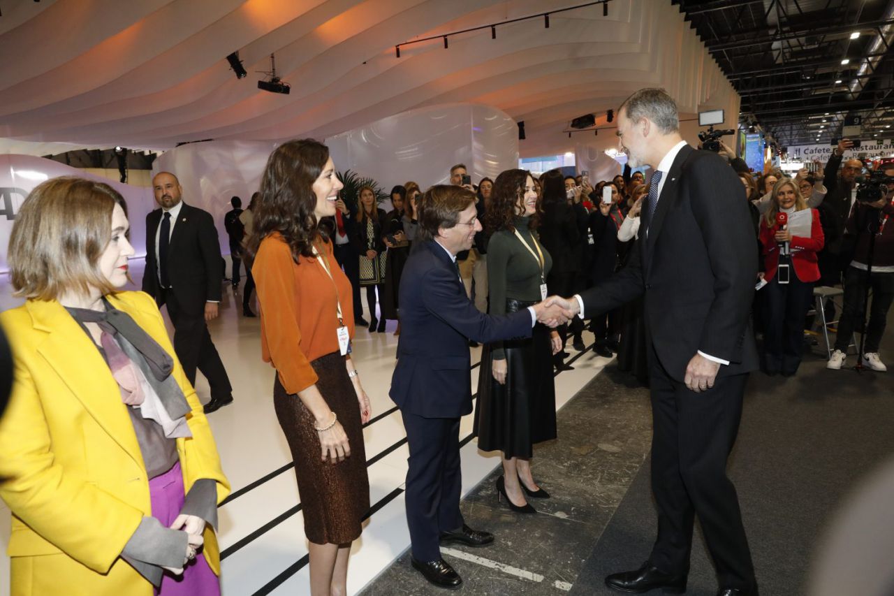 Sus Majestades los Reyes de España visitan el Stand de Madrid en Fitur