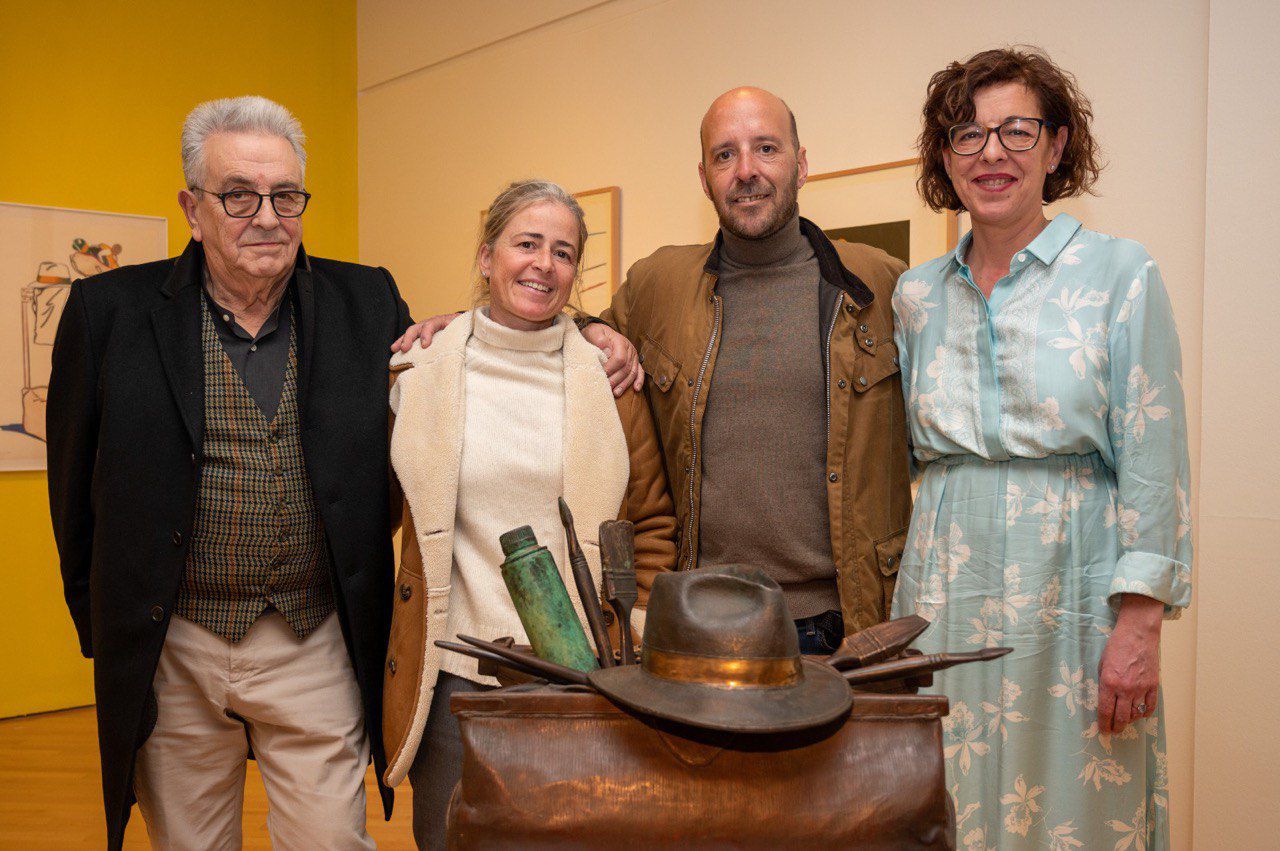 La concejala de Cultura, María Aranguren, con el hijo del artista, Yoann Úrculo, y la comisaria de la exposición, Alicia Vallina.