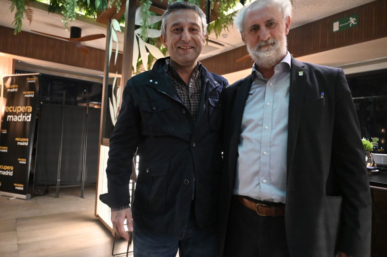 Luis Cueto junto a Cristóbal Sánchez, subdirector de Programas y Centros de la Fundación Montemadrid.