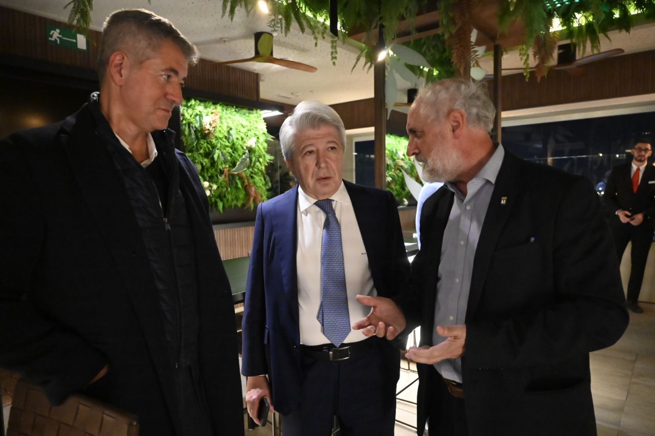 El presidente del Atlético de Madrid, Enrique Cerezo, y el consejero delegado del club, Miguel Ángel Gil Marín, en el lanzamiento de la candidatura de Recupera Madrid. 