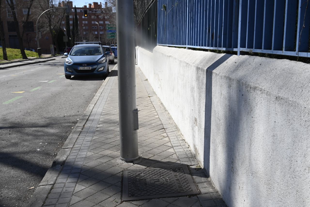 La farola, en mitad de la acera