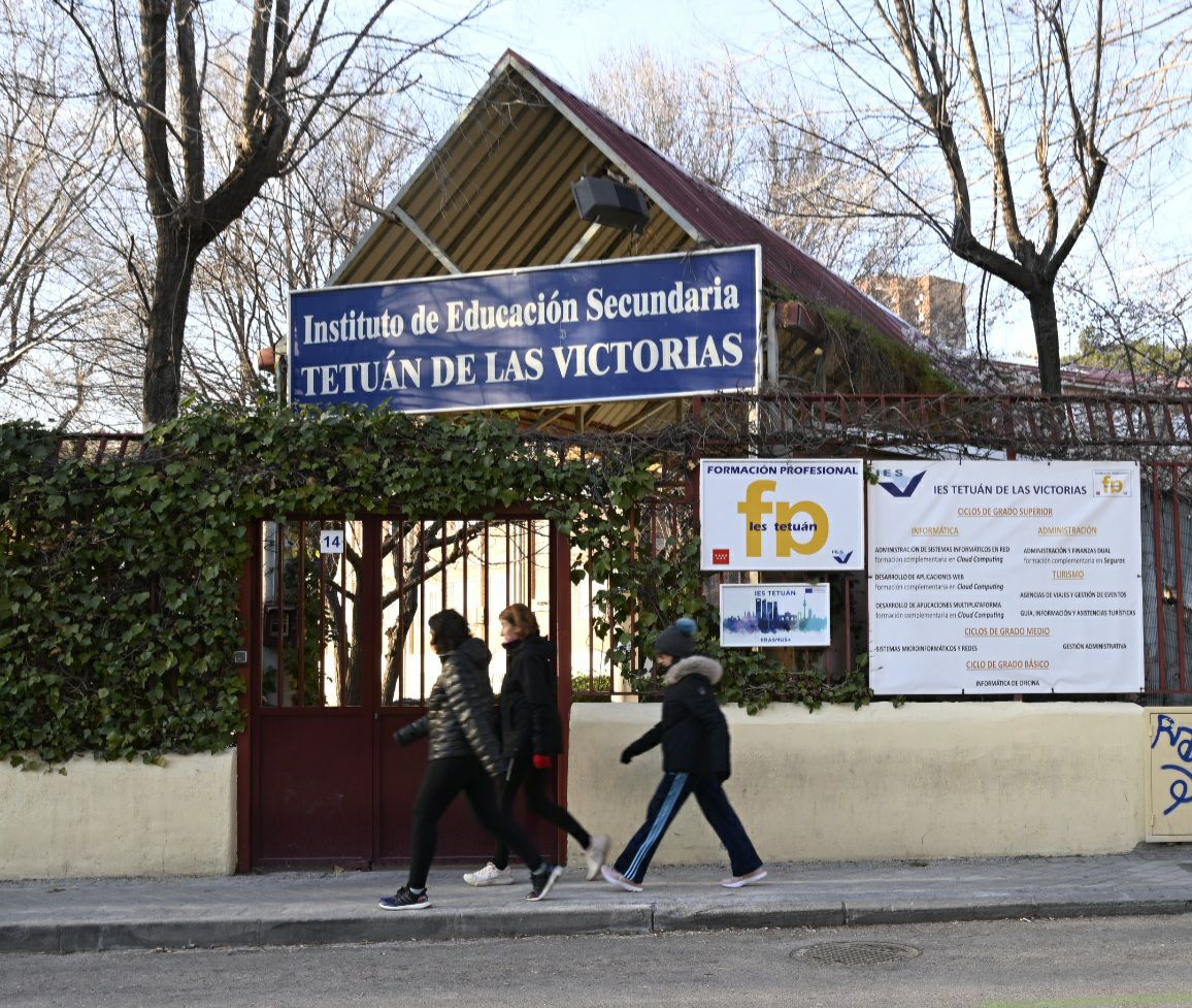 La salida del Instituto de Educación Secundaria se encuentra con poco espacio en la acera.