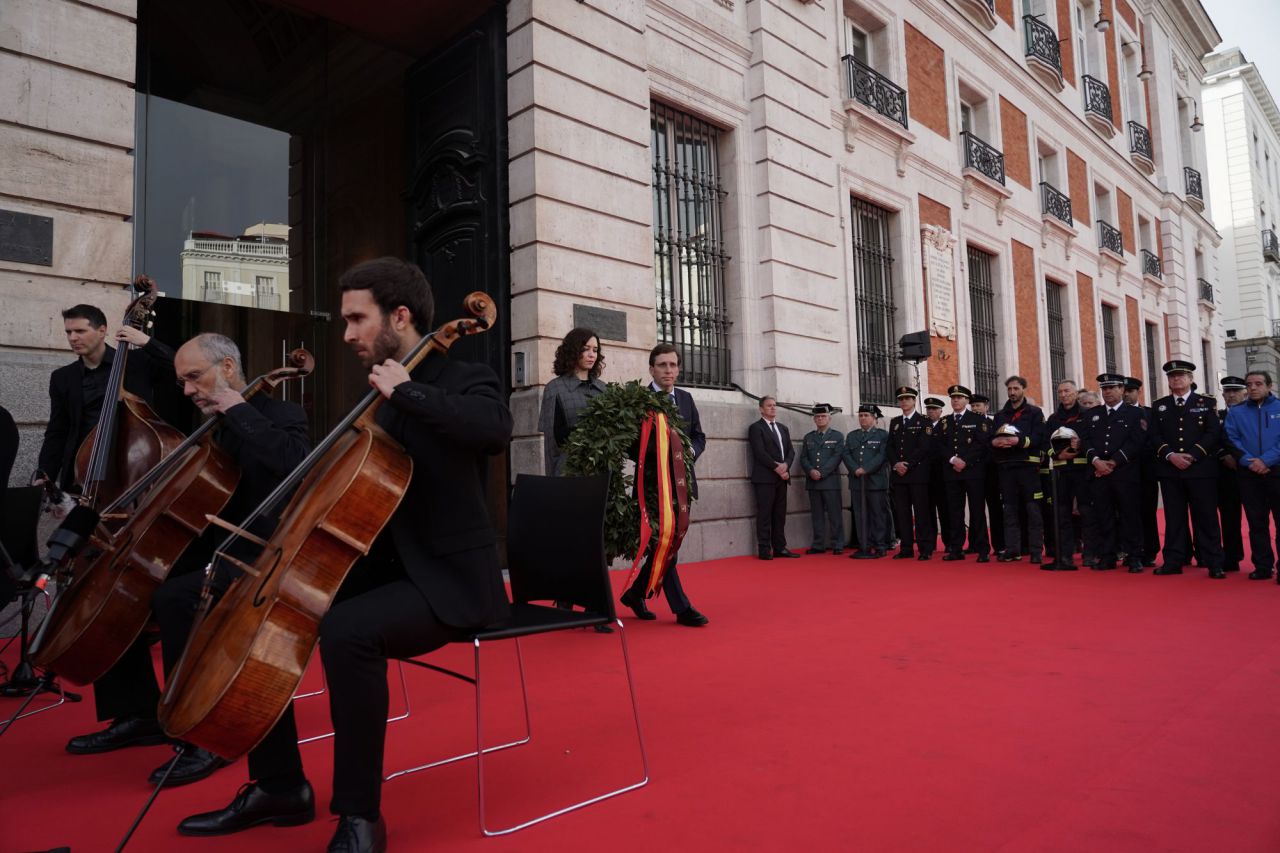 La presidenta de la Comunidad, Isabel Díaz Ayuso, y el alcalde de Madrid, José Luis Martínez-Almeida, en la ofrenda floral homenaje a las víctimas del 11-M en la Puerta del Sol.