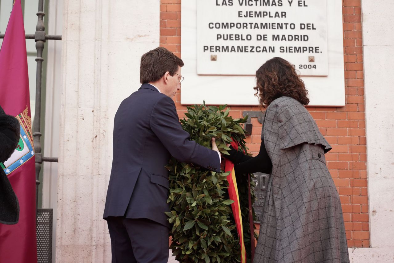 La presidenta de la Comunidad, Isabel Díaz Ayuso, y el alcalde de Madrid, José Luis Martínez-Almeida, en la ofrenda floral homenaje a las víctimas del 11-M en la Puerta del Sol.