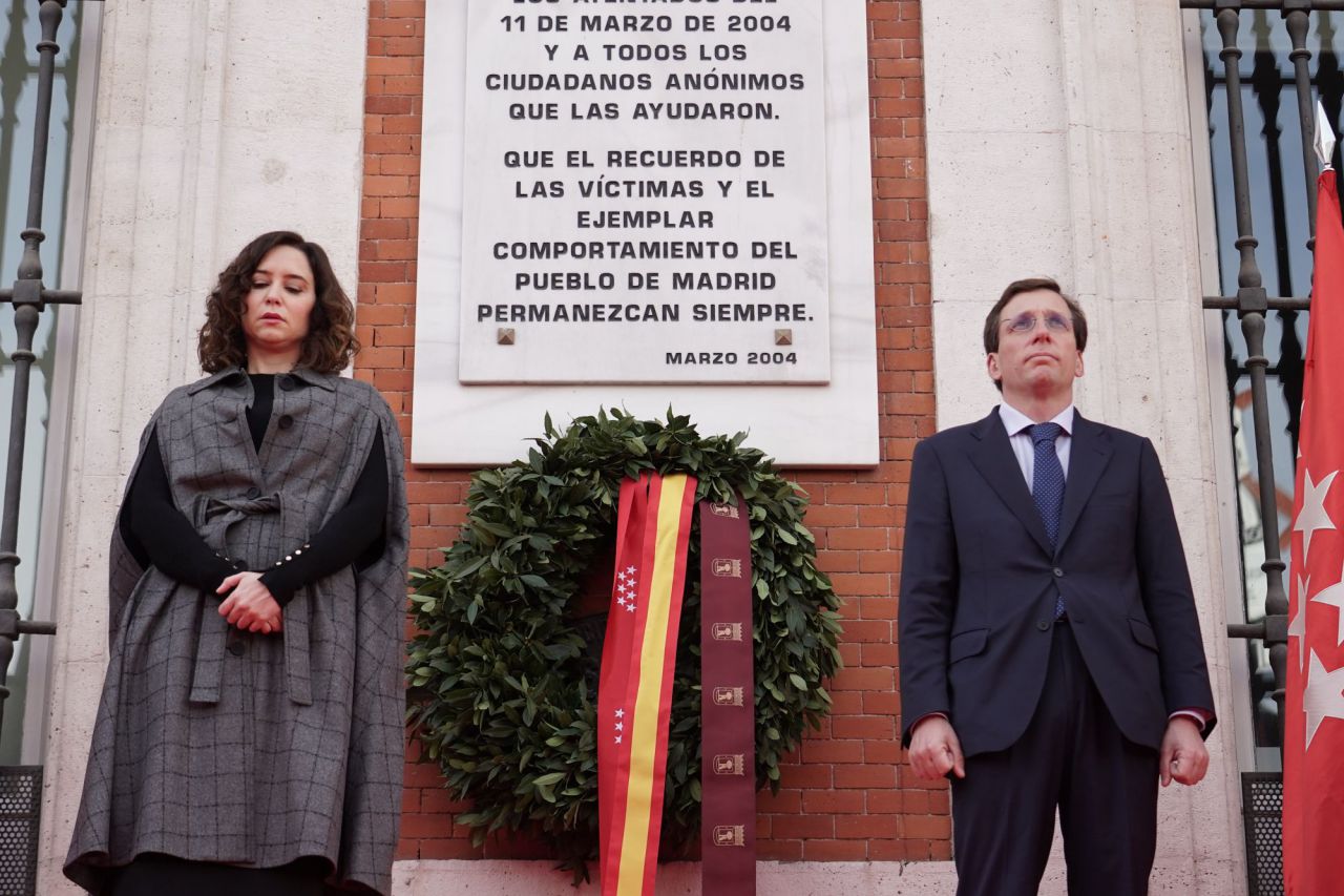 La presidenta de la Comunidad, Isabel Díaz Ayuso, y el alcalde de Madrid, José Luis Martínez-Almeida, en la ofrenda floral homenaje a las víctimas del 11-M en la Puerta del Sol.