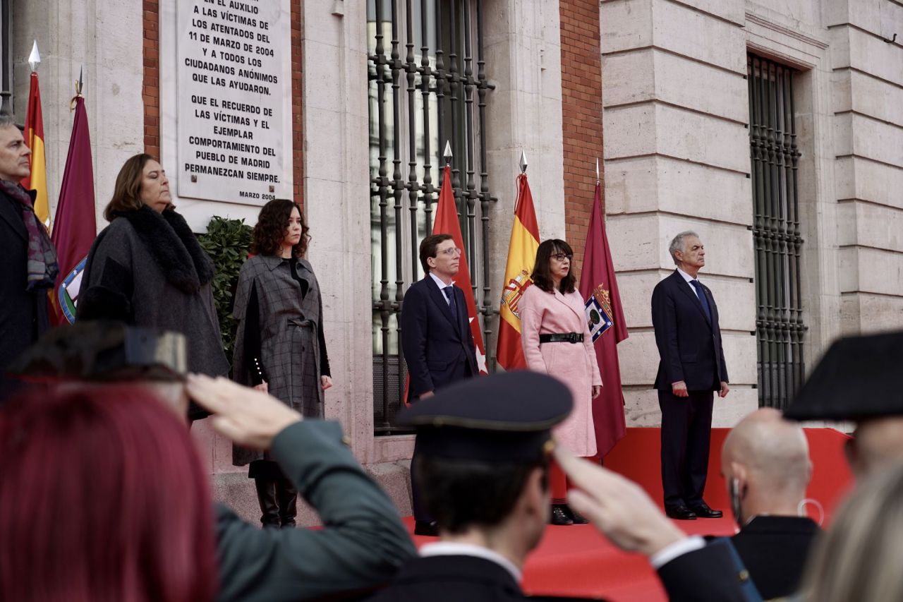 La presidenta de la Comunidad, Isabel Díaz Ayuso, y el alcalde de Madrid, José Luis Martínez-Almeida, en la ofrenda floral homenaje a las víctimas del 11-M en la Puerta del Sol.