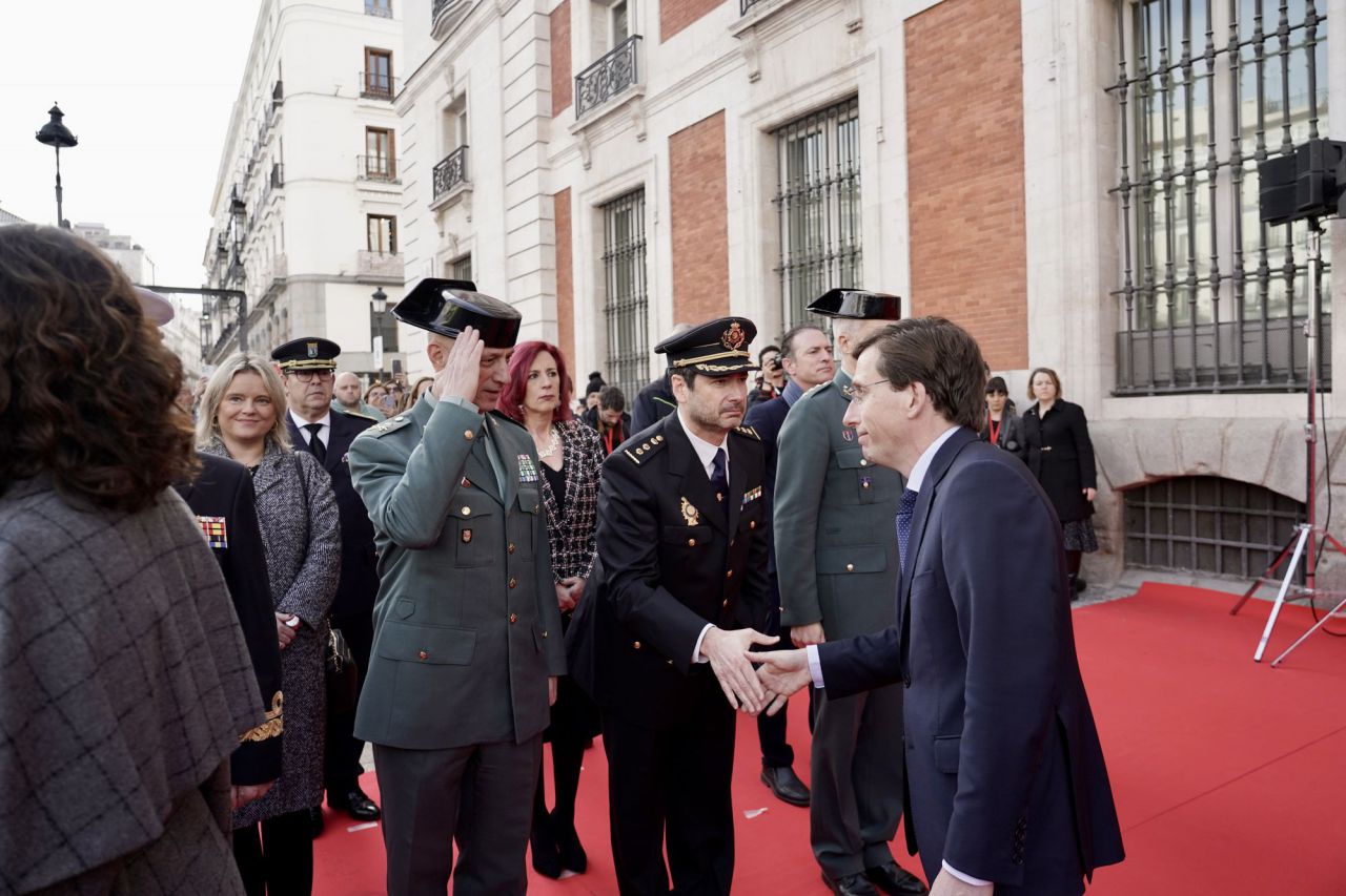 La presidenta de la Comunidad, Isabel Díaz Ayuso, y el alcalde de Madrid, José Luis Martínez-Almeida, en la ofrenda floral homenaje a las víctimas del 11-M en la Puerta del Sol.