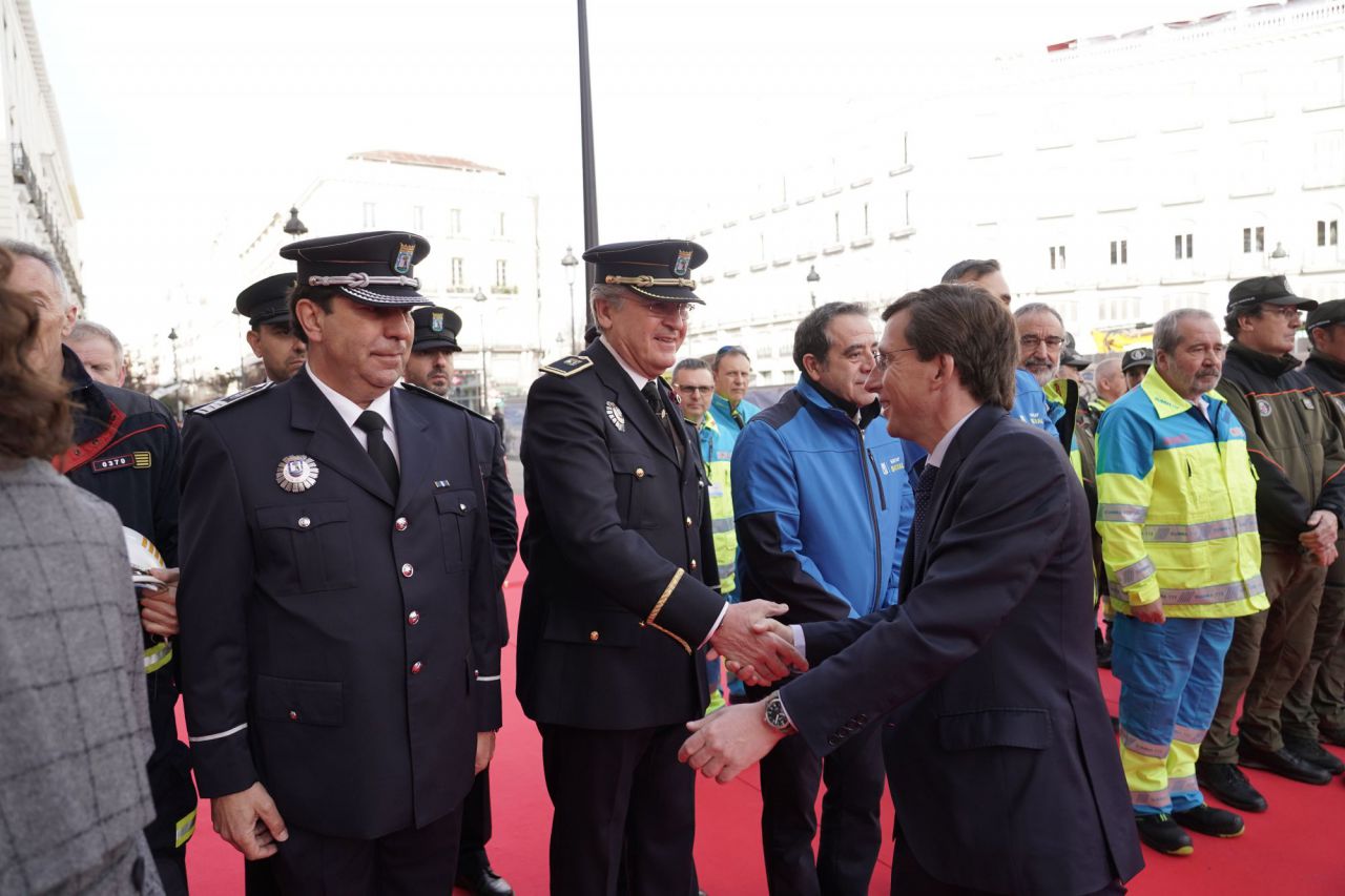 La presidenta de la Comunidad, Isabel Díaz Ayuso, y el alcalde de Madrid, José Luis Martínez-Almeida, en la ofrenda floral homenaje a las víctimas del 11-M en la Puerta del Sol.